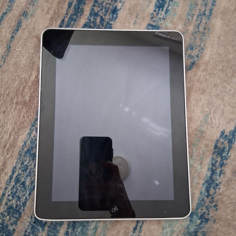 Apple iPad 1st Generation 16GB Silver Tablet A1219 Model /For Parts